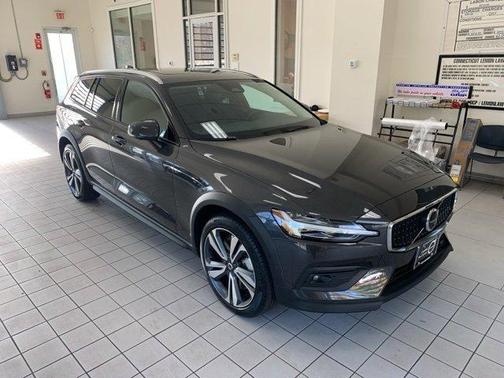 2025 Volvo V60 Cross Country B5 Plus