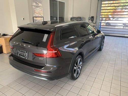 2025 Volvo V60 Cross Country B5 Plus
