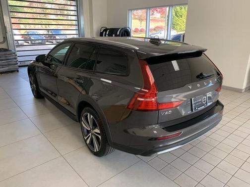 2025 Volvo V60 Cross Country B5 Plus