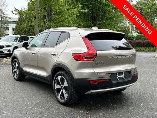 Bright Dusk 2023 Volvo XC40 Plus