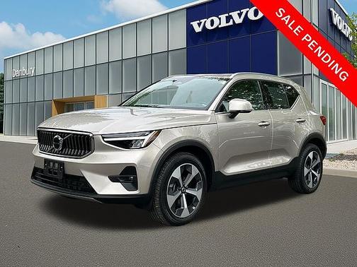 Bright Dusk 2023 Volvo XC40 Plus