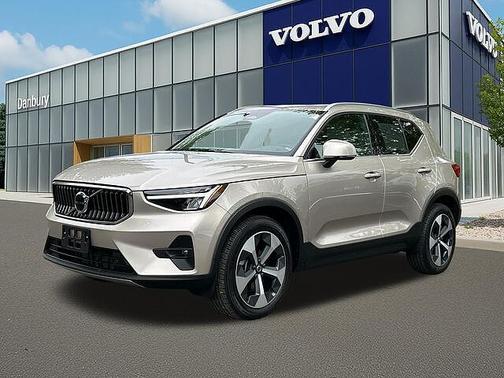 Bright Dusk 2023 Volvo XC40 Plus