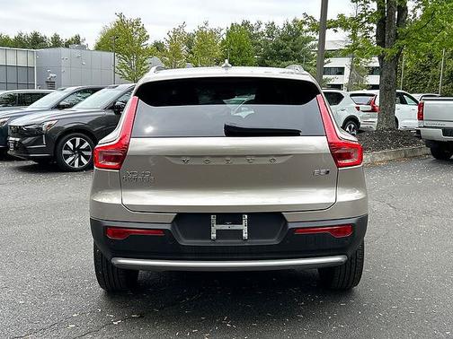 Bright Dusk 2023 Volvo XC40 Plus
