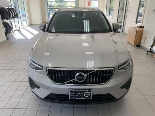 2025 Volvo XC40 B5 Core Bright Theme