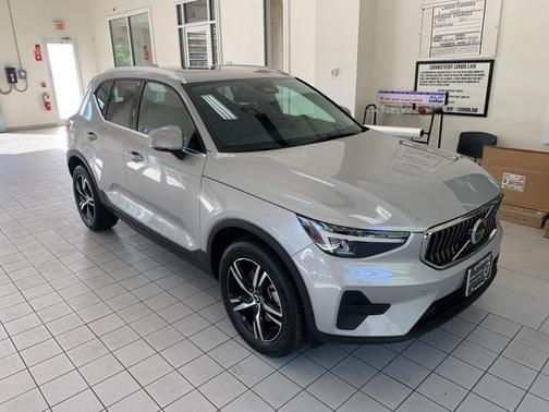 2025 Volvo XC40 B5 Core Bright Theme