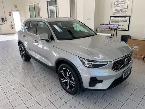 2025 Volvo XC40 B5 Core Bright Theme