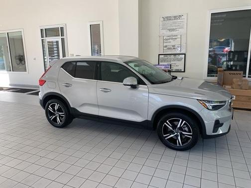 2025 Volvo XC40 B5 Core Bright Theme