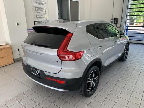 2025 Volvo XC40 B5 Core Bright Theme