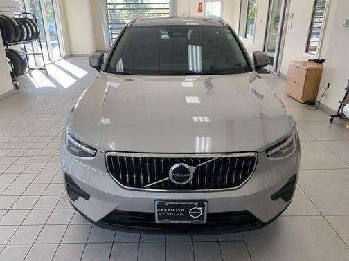 2025 Volvo XC40 B5 Core Bright Theme