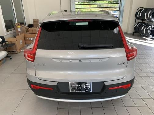 2025 Volvo XC40 B5 Core Bright Theme
