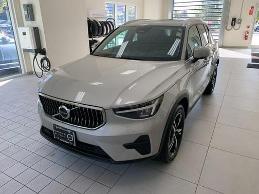 2025 Volvo XC40 B5 Core Bright Theme