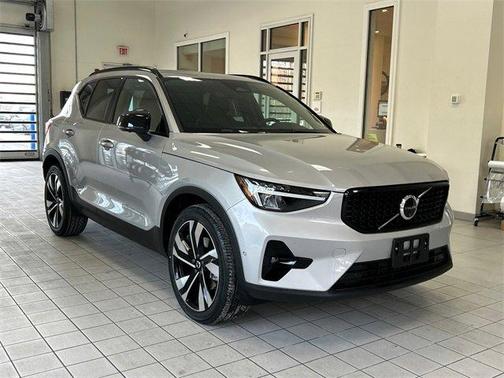 2025 Volvo XC40 B5 Plus Dark Theme