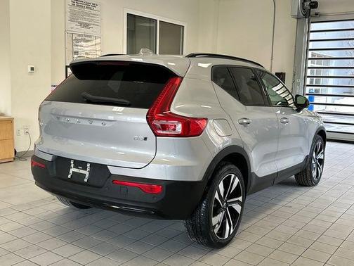 2025 Volvo XC40 B5 Plus Dark Theme
