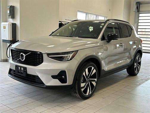 2025 Volvo XC40 B5 Plus Dark Theme