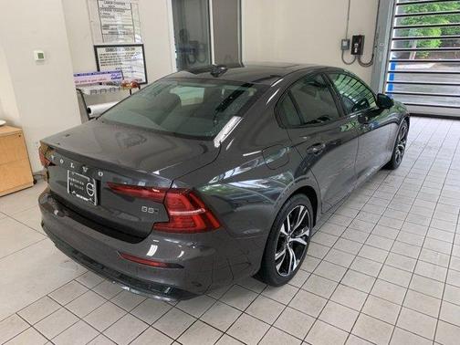 2024 Volvo S60 B5 Plus Dark Theme