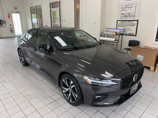 2024 Volvo S60 B5 Plus Dark Theme