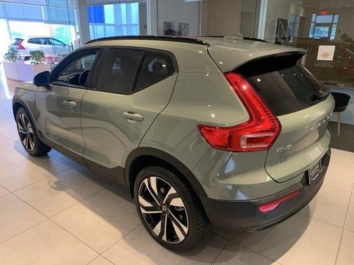 2025 Volvo XC40 B5 Plus Dark Theme