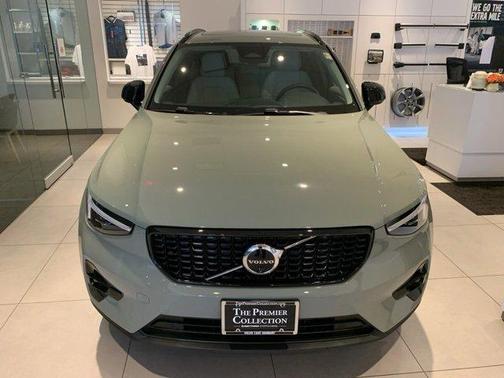 2025 Volvo XC40 B5 Plus Dark Theme