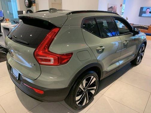 2025 Volvo XC40 B5 Plus Dark Theme