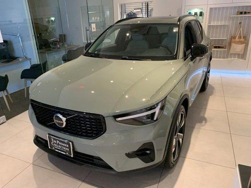 2025 Volvo XC40 B5 Plus Dark Theme