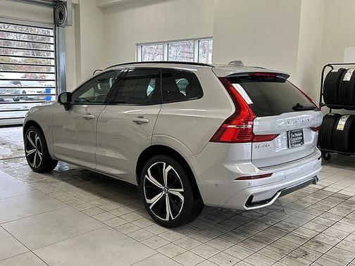 2023 Volvo XC60 B5 Ultimate Dark Theme
