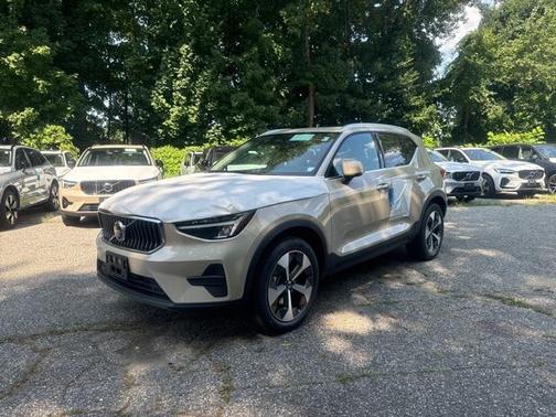 2025 Volvo XC40 B5 Core Bright Theme
