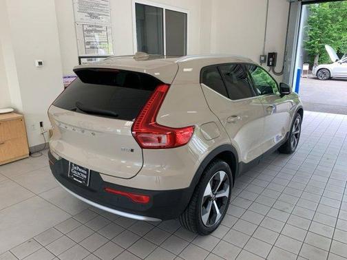 2025 Volvo XC40 B5 Core Bright Theme