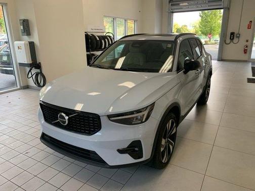 2024 Volvo XC40 B5 Plus Dark Theme