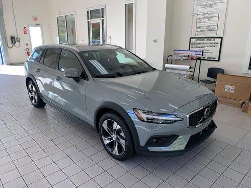 2024 Volvo V60 Cross Country B5 Plus