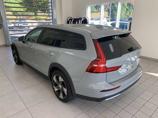 2024 Volvo V60 Cross Country B5 Plus