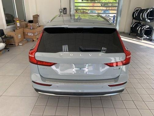 2024 Volvo V60 Cross Country B5 Plus