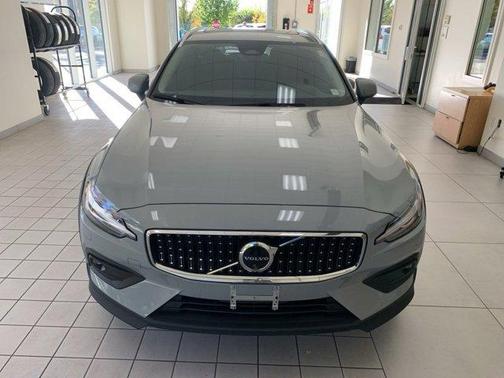 2024 Volvo V60 Cross Country B5 Plus