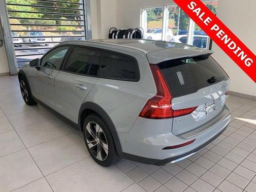 2024 Volvo V60 Cross Country B5 Plus