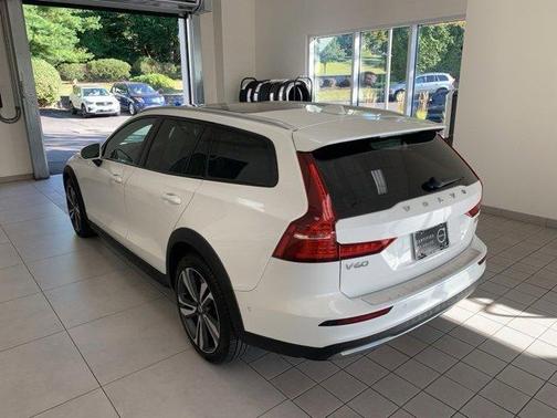2024 Volvo V60 Cross Country B5 Plus
