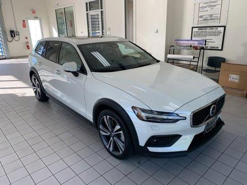 2024 Volvo V60 Cross Country B5 Plus