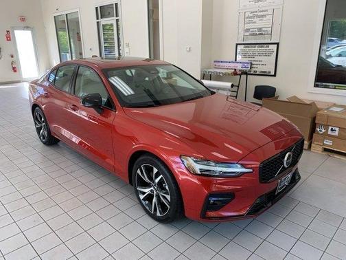 2024 Volvo S60 B5 Plus Dark Theme
