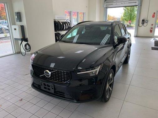 2024 Volvo XC40 B5 Core