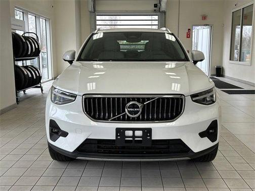 2024 Volvo XC40 B5 Plus Bright Theme