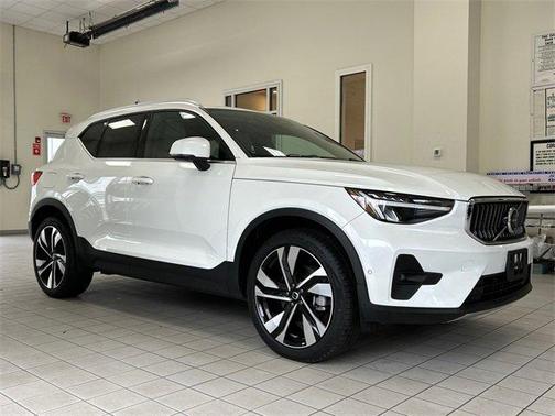 2024 Volvo XC40 B5 Plus Bright Theme