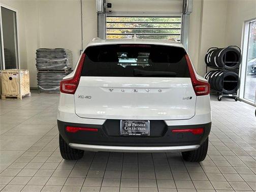 2024 Volvo XC40 B5 Plus Bright Theme