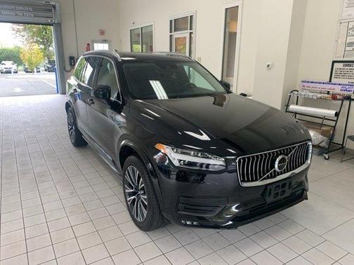 2022 Volvo XC90 T6 Momentum 7 Passenger