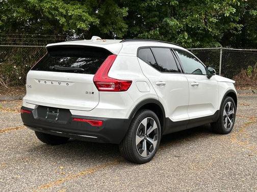 2026 Volvo XC40 B5 Plus