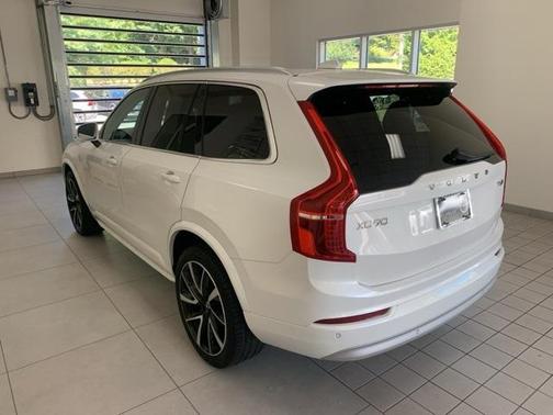 2022 Volvo XC90 T6 Momentum 7 Passenger
