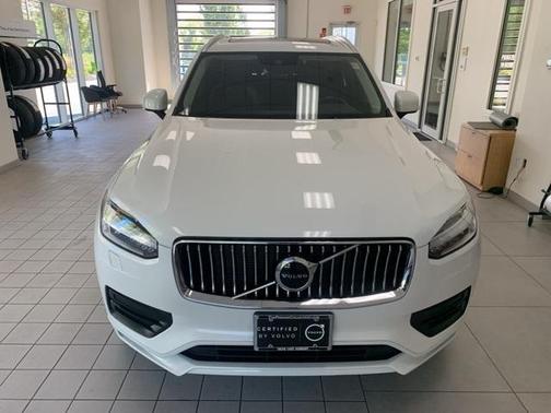 2022 Volvo XC90 T6 Momentum 7 Passenger