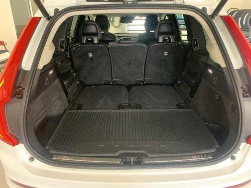 2022 Volvo XC90 T6 Momentum 7 Passenger