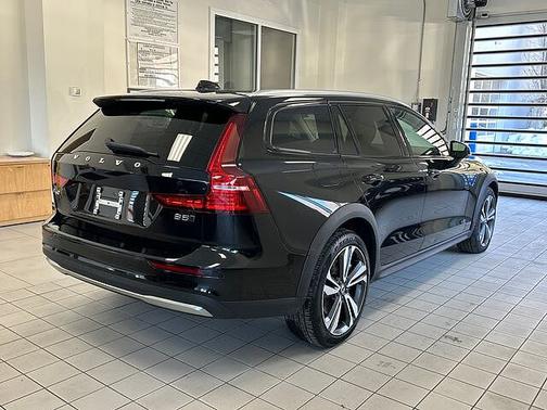 2025 Volvo V60 Cross Country Plus