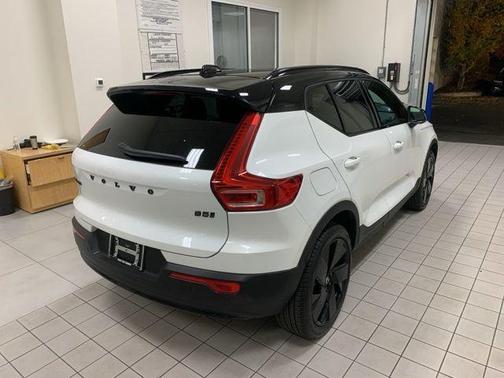 2026 Volvo XC40 B5 Ultra Black Edition