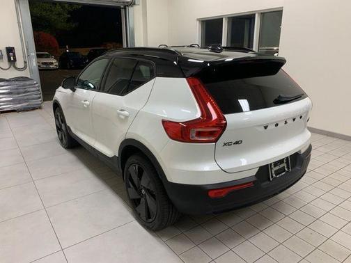 2026 Volvo XC40 B5 Ultra Black Edition