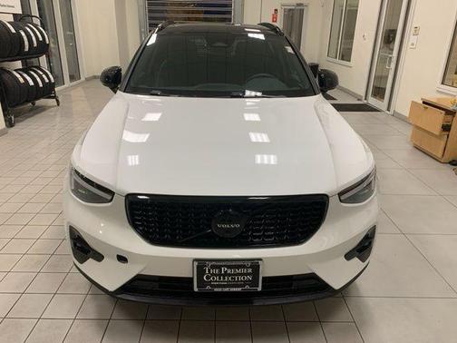 2026 Volvo XC40 B5 Ultra Black Edition