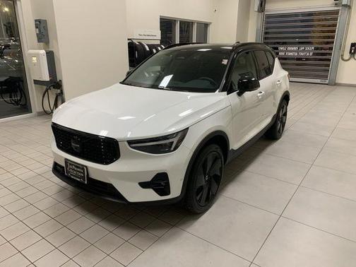 2026 Volvo XC40 B5 Ultra Black Edition